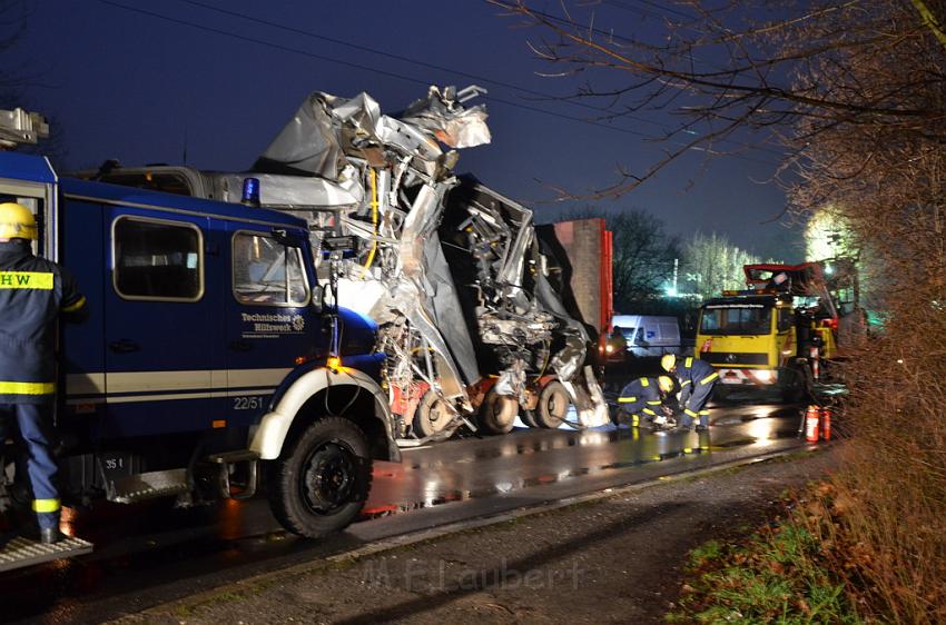 Schwerer VU Bus Zug Düsseldorf P590.JPG